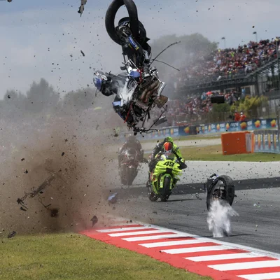 Chute spectaculaire lors du Grand Prix de Catalogne, avec un pilote et sa moto en l'air.