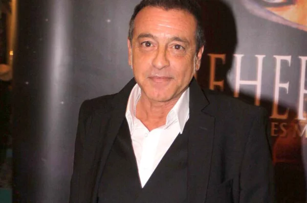 Félix Gray en costume noir lors d'un événement promotionnel.