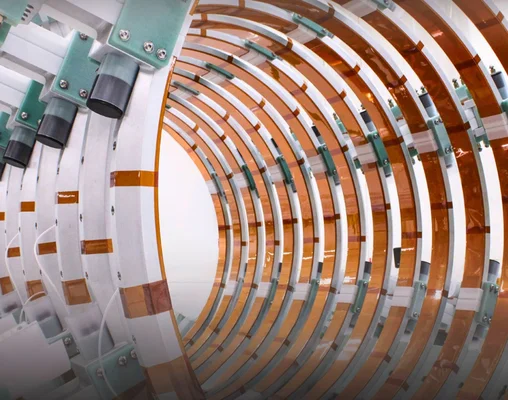 Appareil scientifique cylindrique aux anneaux concentriques et bandes de cuivre.