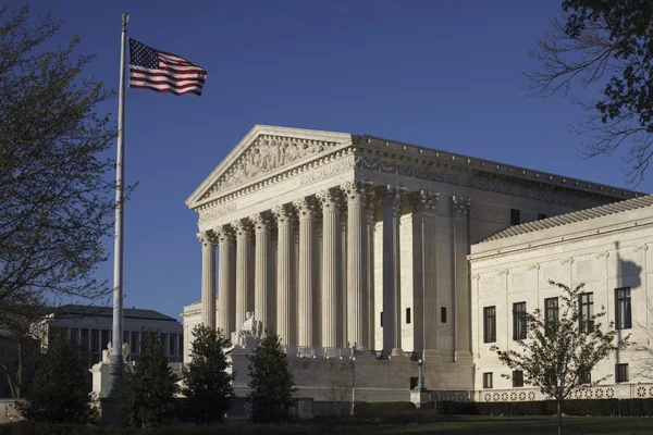 Le bâtiment de la Cour suprême des États-Unis, symbole du pouvoir judiciaire américain.