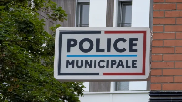 Panneau 'Police municipale' installé à Brest, marquant la création de la nouvelle force.
