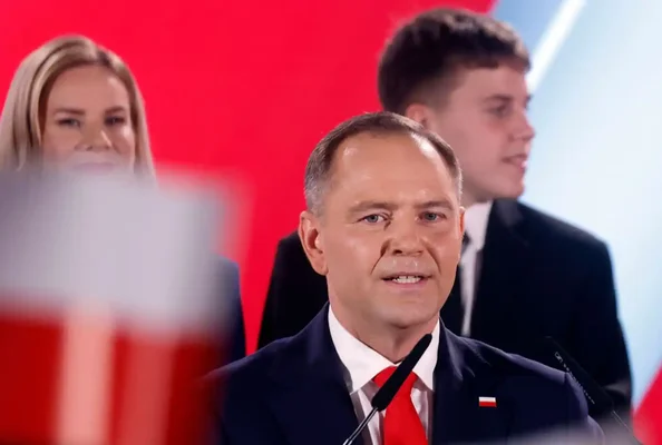Un responsable ukrainien s'adressant à la presse depuis un pupitre lors d'une déclaration sur les tensions avec la Pologne.