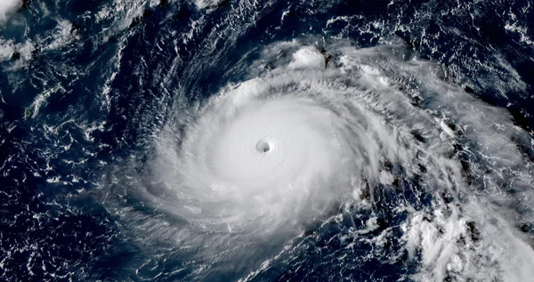 Image satellite d'un ouragan avec un œil bien visible et des bandes nuageuses spiralées.