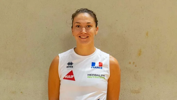 Héléna Cazaute en maillot de l'équipe de France, arborant les logos des sponsors.