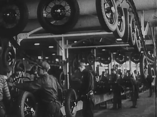 Chaîne de montage Ford au début du XXe siècle, illustrant l'ère de la production manuelle.