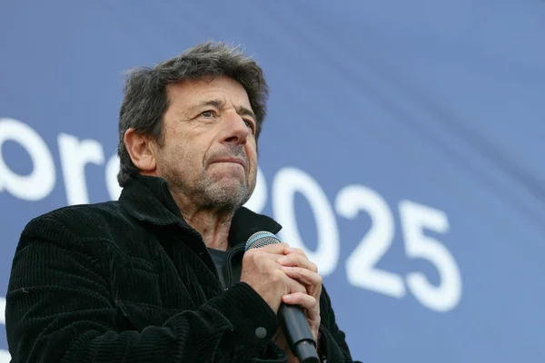 Patrick Bruel lors d'un concert en 2025.