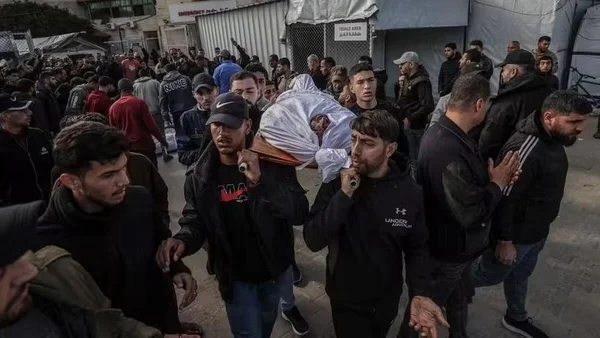 Cortège funèbre à Gaza après des frappes israéliennes.
