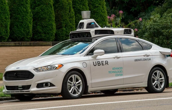 Taxi autonome Uber stationné dans une rue.