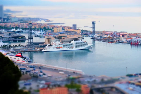 Vue du port de Barcelone avec un paquebot de croisière et la ville en toile de fond.