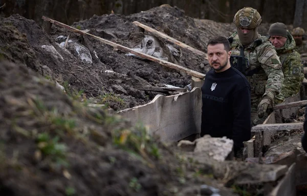 Un soldat ukrainien et des camarades dans une tranchée sur la ligne de front.