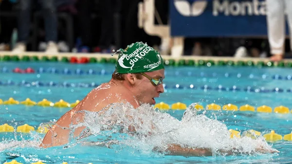 Léon Marchand signant un doublé aux États-Unis sur 200 m dos et 200 m brasse.