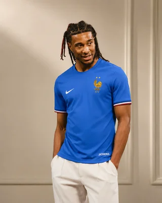 Homme portant le maillot Nike x Jacquemus de l'équipe de France.
