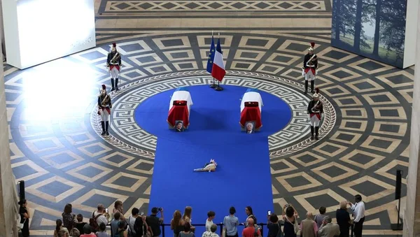 Cérémonie officielle au Panthéon avec les cercueils de Simone Veil et de son époux, gardés par les Gardes républicains.
