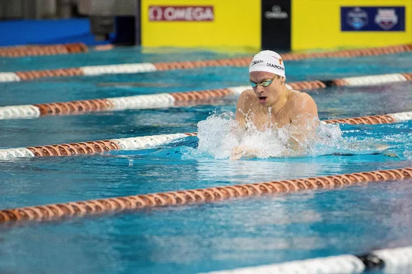 Léon Marchand en action en Floride, remportant le 200 m papillon.