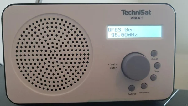 Photo prise avec un Galaxy S8 d'un poste de radio TechniSat Viola 2.
