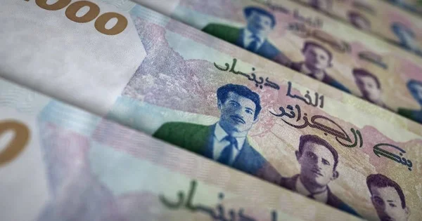 Billets de 1000 dinars algériens empilés, reflet de l'économie du pays.