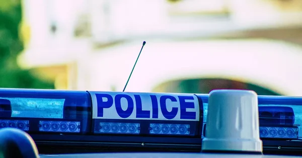 Gyrophare bleu d'un véhicule de police.