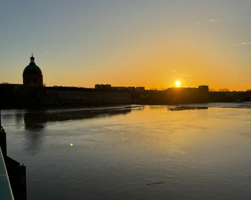 Coucher de soleil sur la Garonne à Toulouse, un moment de répit en bord de fleuve pendant la canicule.