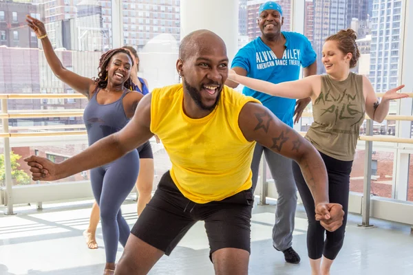 Ancien élève de Philadanco, O'Shae Sibley (au premier plan, en jaune) dansant avec d'autres élèves dans un studio de danse à New York.