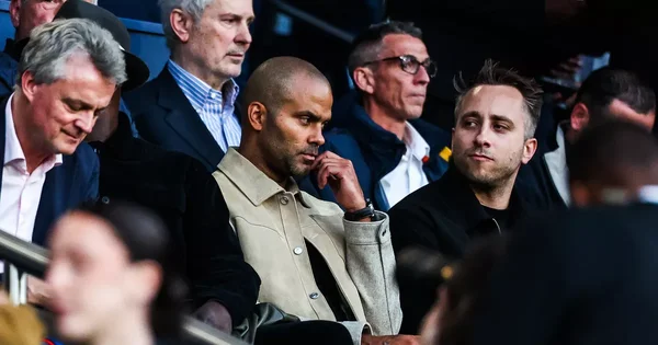 Tony Parker, sélectionneur des U17, observant un match depuis les tribunes.