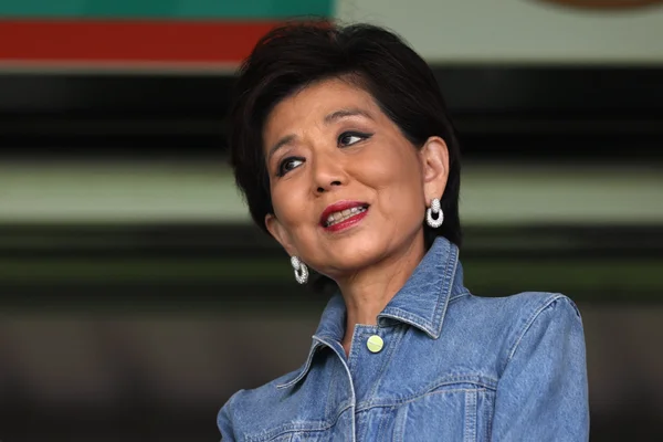 Portrait de Michele Kang en veste en jean.