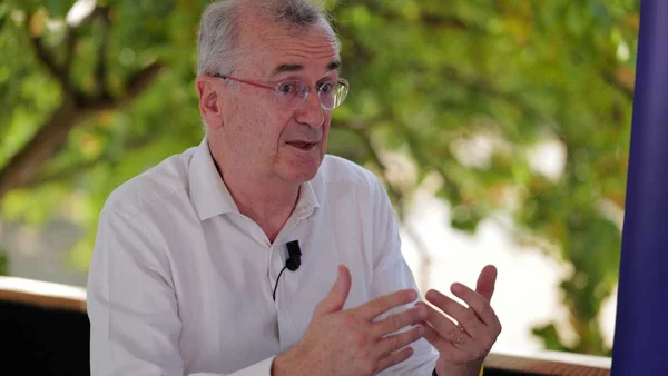 François Villeroy de Galhau s'exprimant en extérieur.