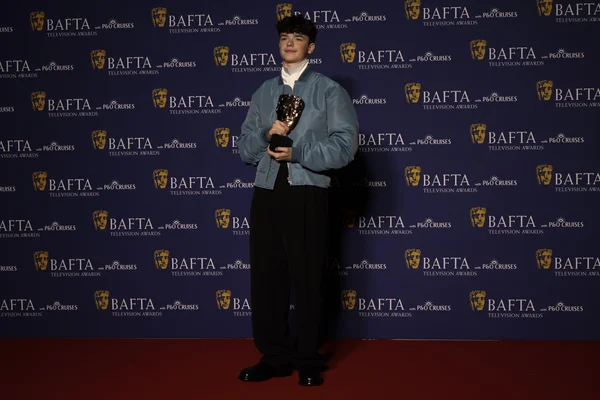 Owen Cooper recevant le trophée du meilleur acteur dans un second rôle aux BAFTA TV Awards 2026.