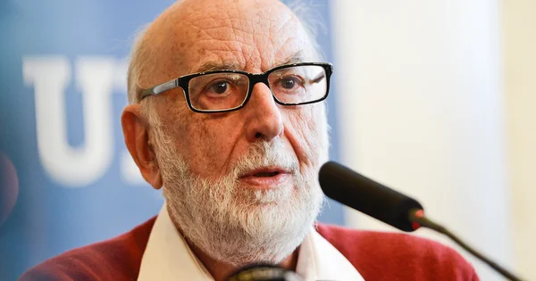François Englert s'adressant à un public.