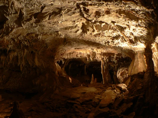 Grottes de Choranche : formations rocheuses et stalactites dans le Vercors.
