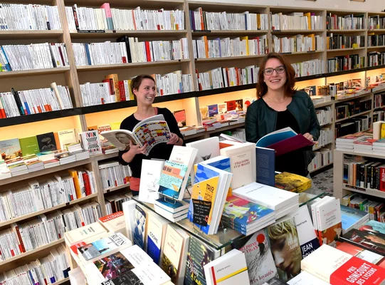 Mélanie Dumont et Marianne Bétinas, les deux libraires et autrices de l'enquête, dans leur librairie.