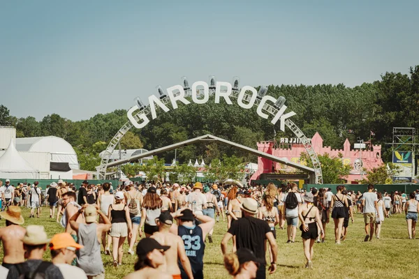 Vue générale du site de Garorock, avec l'arche emblématique et le public.