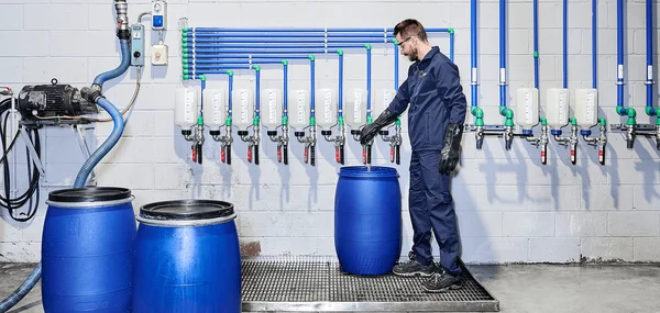 Un opérateur effectue une tâche de remplissage dans l'usine de pâte à papier Fibre Excellence.
