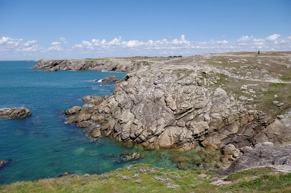 La Côte Sauvage en Bretagne, un littoral préservé idéal pour échapper à la chaleur.