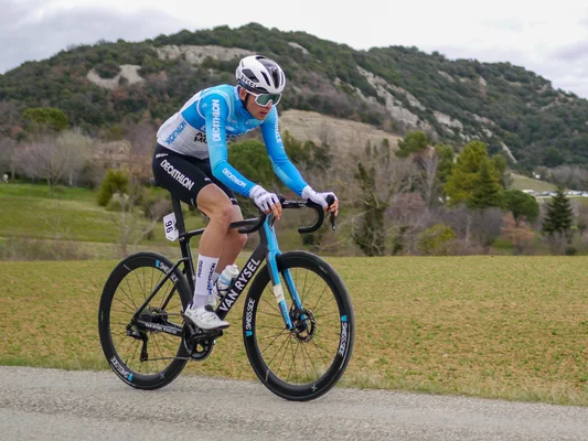 Alex Baudin à l'entraînement sur son vélo de contre-la-montre, portant les couleurs de l'équipe Decathlon Van Rysel.