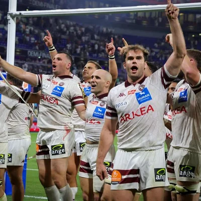 Joueurs de l'UBB célébrant leur victoire sur le terrain.