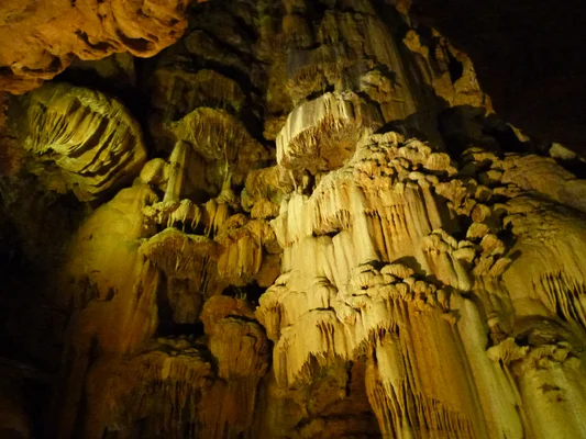Gouffre de Padirac : formations calcaires et stalactites illuminées.