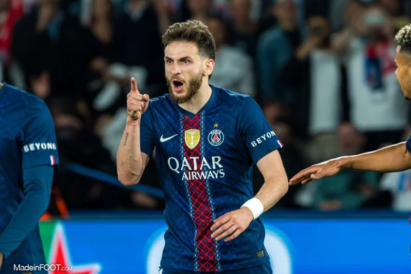 Khvicha Kvaratskhelia célèbre en pointant le doigt vers le ciel, vêtu du maillot du PSG.