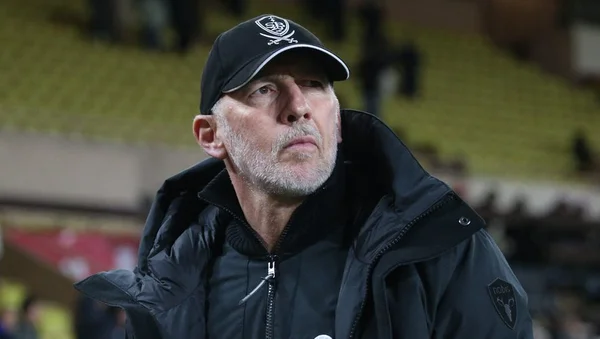 Éric Roy en soirée dans l'enceinte du stade.