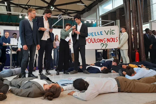 Étudiants de Polytechnique en action de protestation contre les entreprises destructrices de l'environnement, avec une banderole 'QUELLE VIE VOULONS-NOUS ??'.