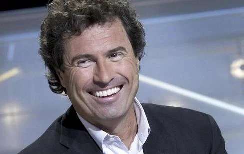 Omar da Fonseca, consultant sportif et figure du Pop Quiz, photographié en portrait souriant.