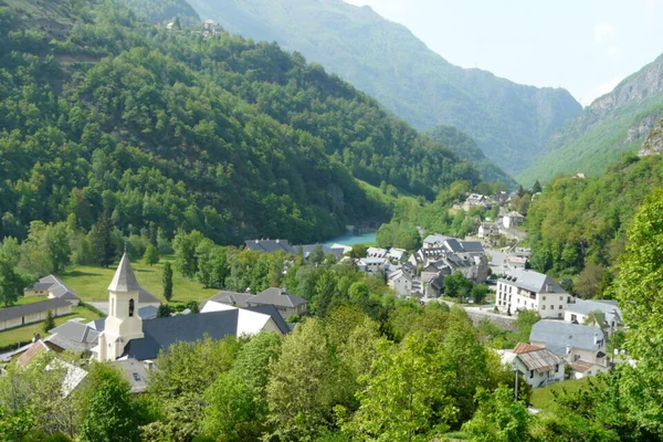 Village pyrénéen typique avec église et eaux turquoise dans les Vallées de Gavarnie.
