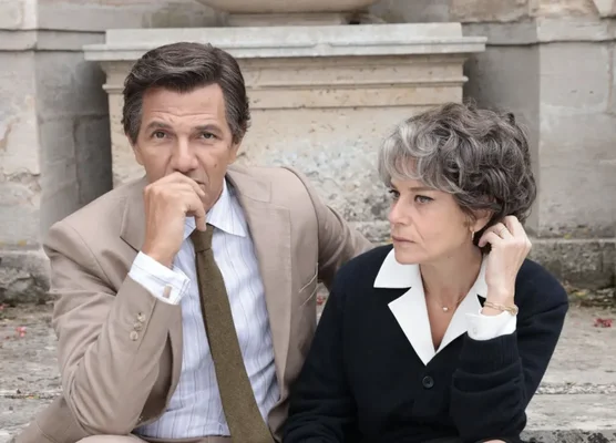 Roschdy Zem et Marina Foïs lors d'une scène en extérieur dans « Moi qui t'aimais ».