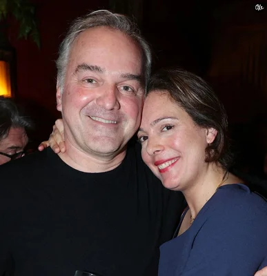 Olivier Truchot et Mariam Pirzadeh souriant lors d'un événement en intérieur.