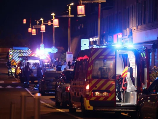 Véhicules d'urgence sur les lieux d'un accident mortel de deux-roues à Nice, de nuit.