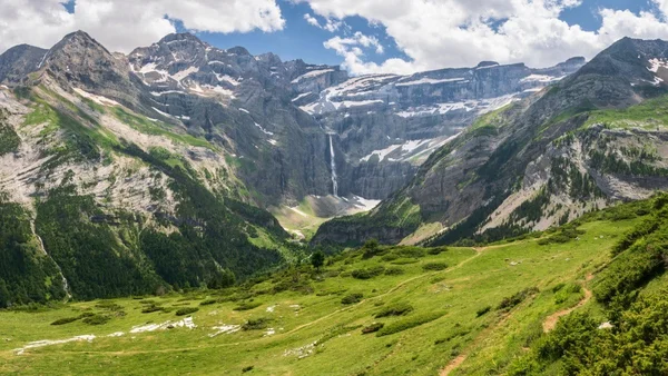 Cascade spectaculaire dans les Pyrénées, au cœur du paysage des Vallées de Gavarnie.