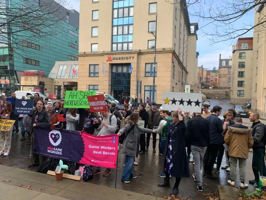 Manifestation de développeurs de jeux vidéo à Paris pour soutenir la syndicalisation chez Rockstar.