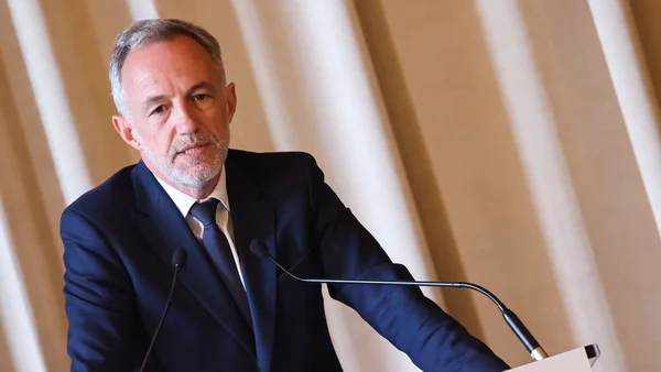 Emmanuel Grégoire annonçant la gratuité des cantines scolaires lors d'une conférence de presse.
