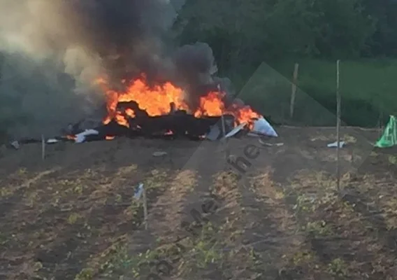 Incendie sur le site du crash d'un avion près de Nancy, avec une épaisse fumée noire.
