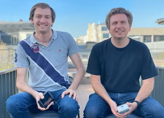 Fondateurs de Yavin, startup soutenue par Seedcamp, posant sur un balcon.