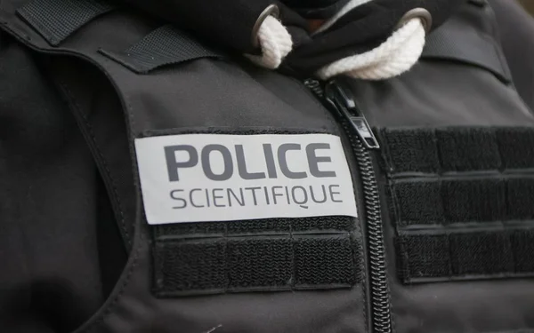 Gilet tactique de la police scientifique utilisé lors des opérations.